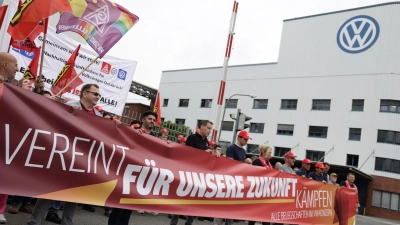 Rund 70 Vertrauensleute und Betriebsräte versammelten sich zu dem Protest vor dem Werkstor.  (Foto: David Ebener/dpa)