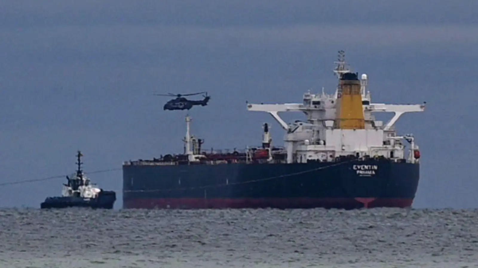 Die 24 Besatzungsmitglieder des Tankers „Eventin“ werden nach Angaben des Wasserstraßen- und Schifffahrtsamts Ostsee versorgt. (Foto: Stefan Sauer/dpa)