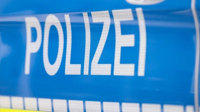 Auf einer Autobahn in Oberfranken hat die Polizei einen Transporter mit mutmaßlich gestohlener Kleidung angehalten. (Symbolbild) (Foto: Boris Roessler/dpa)
