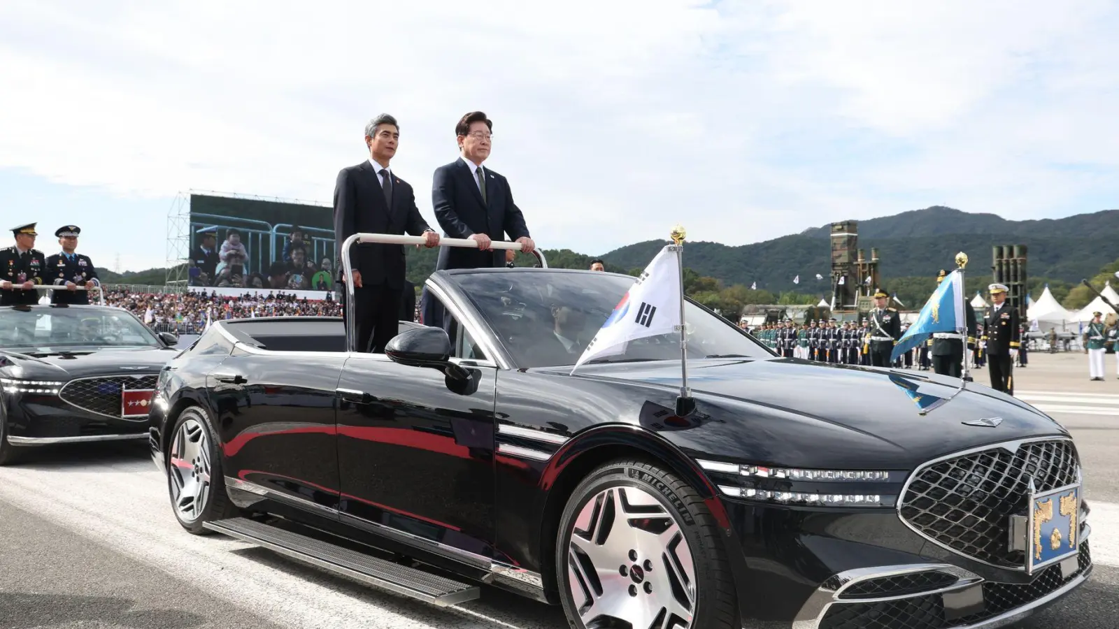 Südkoreas Präsident Lee Jae Myung (r) nimmt neben Verteidigungsminister Kang Shin Chul  an einer Truppenparade in der Militärbasis Gyeryongdae teil. (Foto: Uncredited/YNA/dpa)