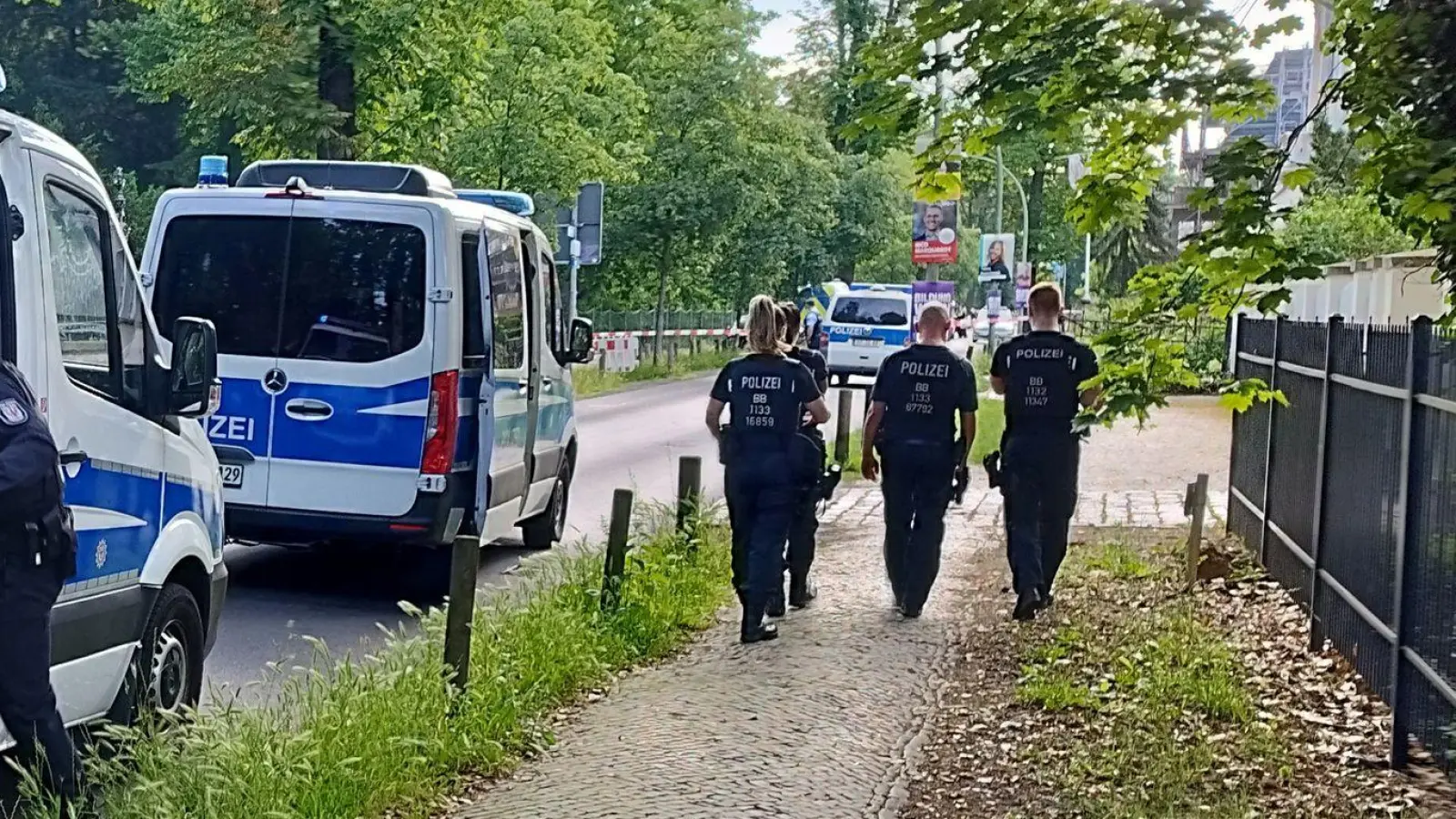 Polizeieinsatz nach der Gewalttat in einer Flüchtlingsunterkunft in Potsdam. (Foto: Christian Pörschmann/reporternet24/dpa)