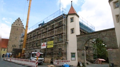 In den kommenden sechs Wochen bekommt das Haus C der Dinkelsbühler Spitalanlage ein neues Dach. (Foto: Stefan Neidl)