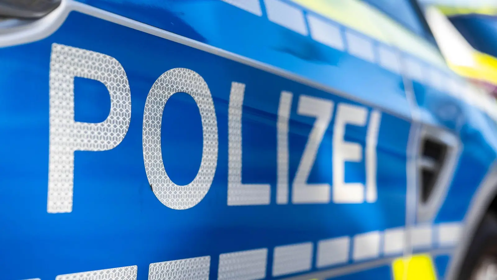 Das Paket lag auf dem Betriebsgelände nahe einer Staatsstraße. (Symbolbild) (Foto: David Inderlied/dpa)
