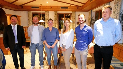 Bürgermeister Johannes Hellenschmidt (von links) mit den neu gewählten Gemeinderatsmitgliedern Julian Ströbel, Ines Zobel, Barbara Klausecker, Fabian Metzger und Matthias Zink. (Foto: Karl-Heinz Gisbertz)