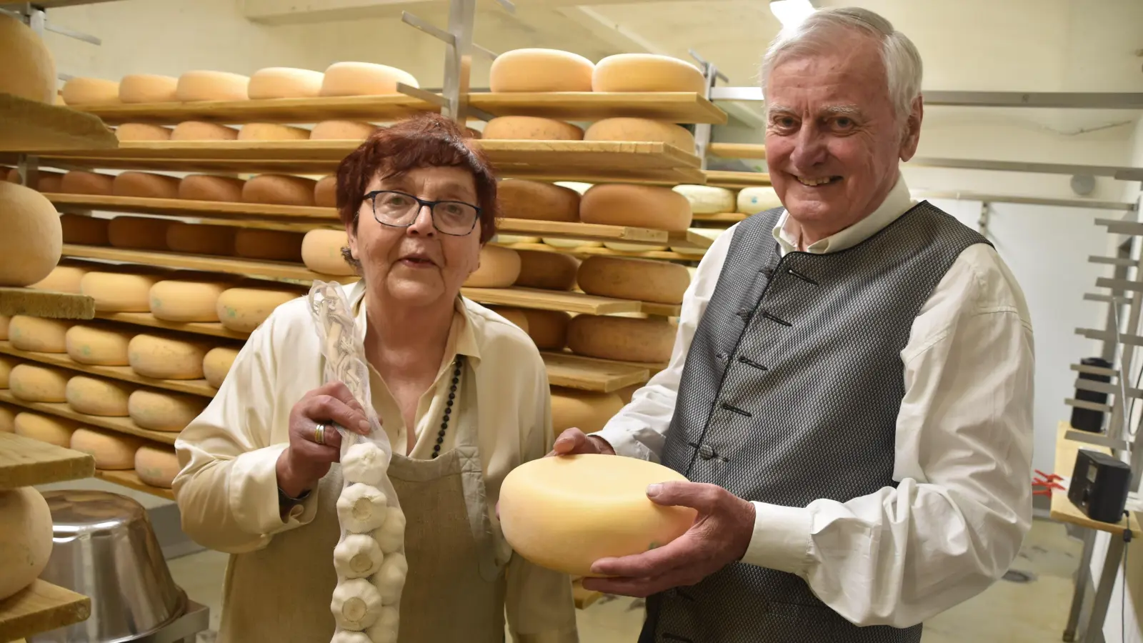8000 Liter Kuhmilch werden jede Woche von Leonhard Seitz zu Aischtaler Schnittkäse verarbeitet. Seine Frau Marianne steuert geschälten Knoblauch hinzu. Somit entsteht dann die begehrte „Knoblauch-Bombe“. (Foto: Fritz Arnold)