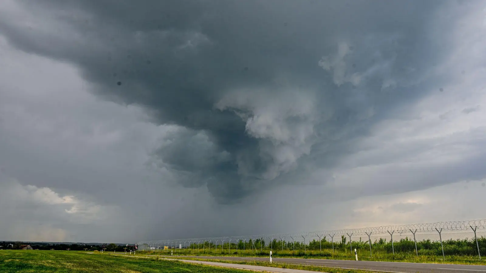 Der DWD hat die Unwetterwarnungen wieder aufgehoben. (Foto: Jason Tschepljakow/dpa)