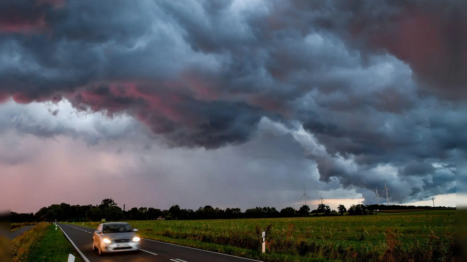 Der Deutsche Wetterdienst geht vor erneuten schweren Gewittern in der Region aus.  (Symbolbild: Patrick Pleul/dpa/dpa-tmn)