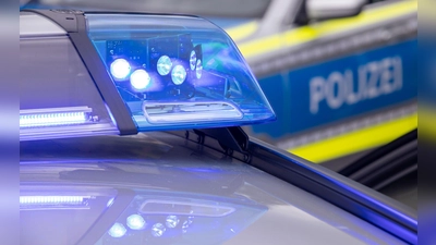 Nach einem Frontalzusammenstoß musste die Strecke für die Rettungsarbeiten mehrere Stunden gesperrt werden. (Symbolbild) (Foto: Daniel Karmann/dpa)