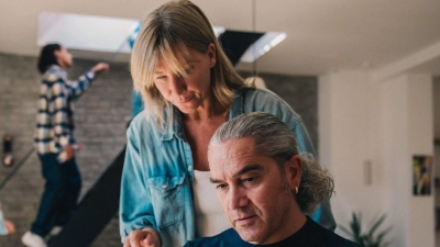 Ehe kann sich steuerlich lohnen – muss aber nicht: Verdienen beide ähnlich, ist der Steuervorteil meist kaum spürbar. (Foto: Zacharie Scheurer/dpa-tmn)