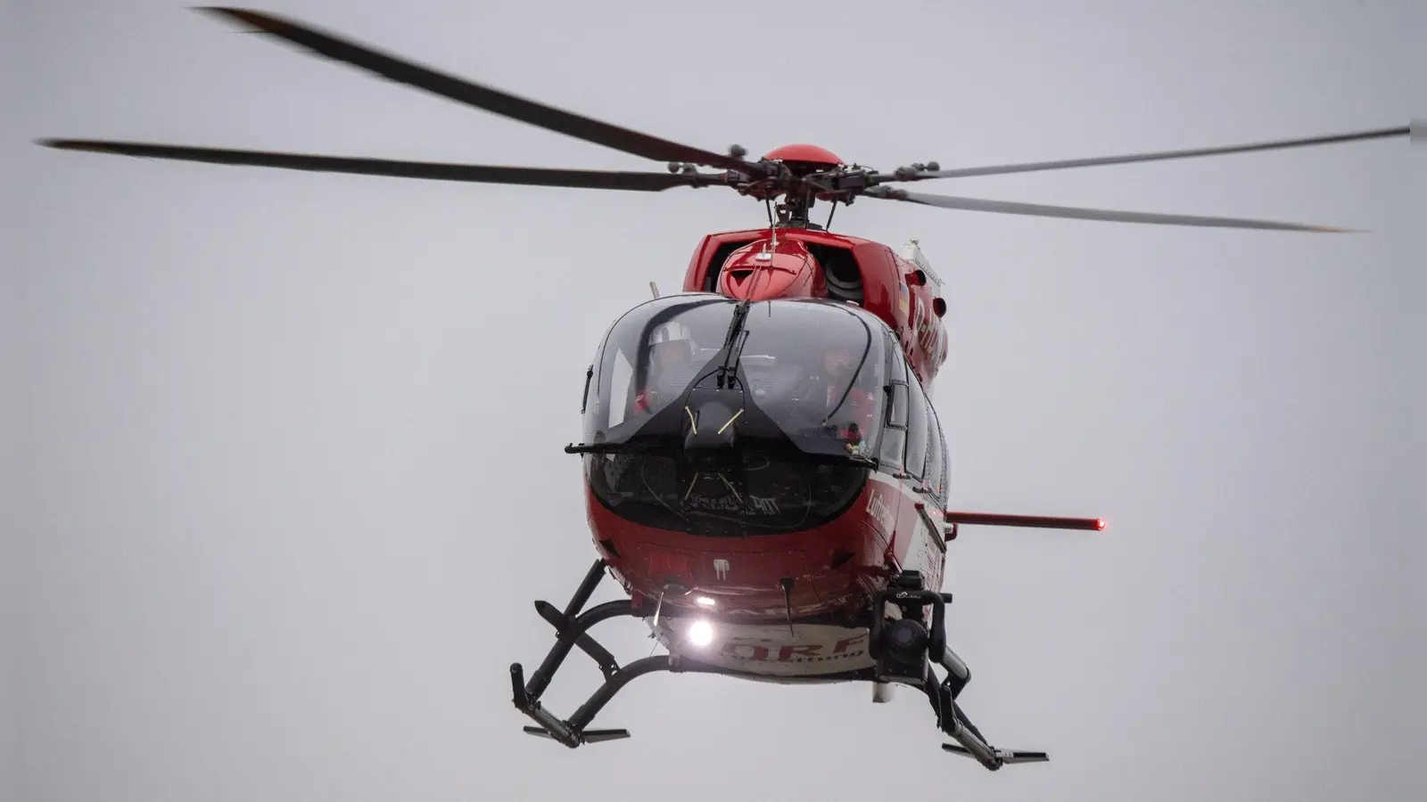 Ein Rettungshubschrauber fliegt über den Flugplatz eines Krankenhauses. (Foto: Stefan Sauer/dpa/Symbolbild)