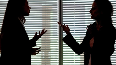 Wenn Frauen sich entgegen gängiger Rollenbilder sehr selbstbewusst und durchsetzungsstark präsentieren, werden sie oft weniger sympathisch wahrgenommen. (Foto: Klaus-Dietmar Gabbert/dpa-tmn)