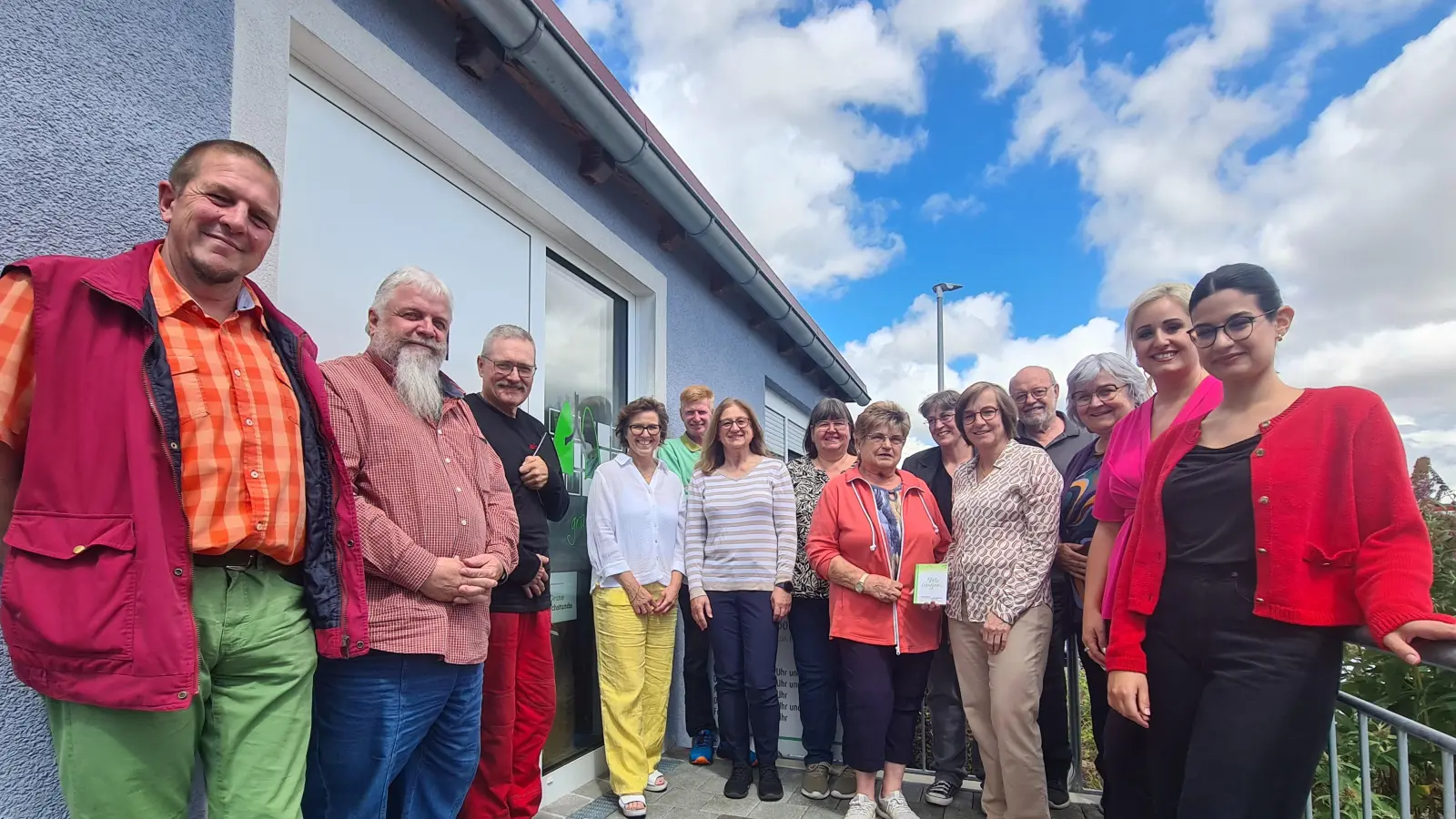 Unterstützen die Gründung des Lungenchors in verschiedener Art und Weise (von links): Norbert Schmid, Ralf Schuband, Erich Scherzer, Dr. Borghild Grün, Günter Kallert, Patricia Henninger, Wilma Palecic, Gerdi Schlöpp (drei künftige Sängerinnen), Sabine Schuband (Sängerkreis Fürth), Carmen Schuster (Angestellte), Wolfgang Zimmermann, Theresia Franz, Nadine Weitensfelder und Ceyda Polat-Özdemir (beide Angestellte). (Foto: Anna Franck)