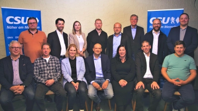 Mit diesem Team um Bürgermeisterkandidat Mathias Scheuer (vordere Reihe, Mitte) geht die Schopflocher Wählergemeinschaft aus CSU und Freien Wählern in den Wahlkampf. (Foto: Wählergemeinschaft/Roger Rehn)