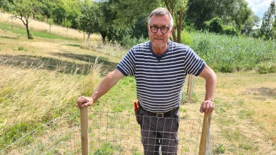 Die Versuchsbereiche hat Ernst Grefig eingezäunt. (Foto: Anna Franck)