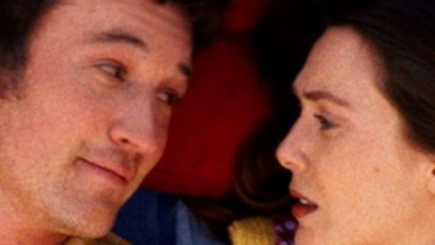 Miles Teller (l) als Larry, Elizabeth Olsen als Joan in einer Szene des Films. (Foto: Leah Gallo/DCM/dpa)