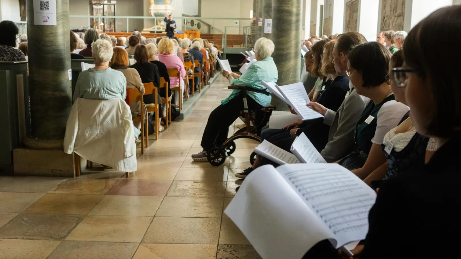 Fast so voll wie an Weihnachten: „Ansbach singt” mit dem Windsbacher Chorchef Ludwig Böhme. (Foto: Evi Lemberger)