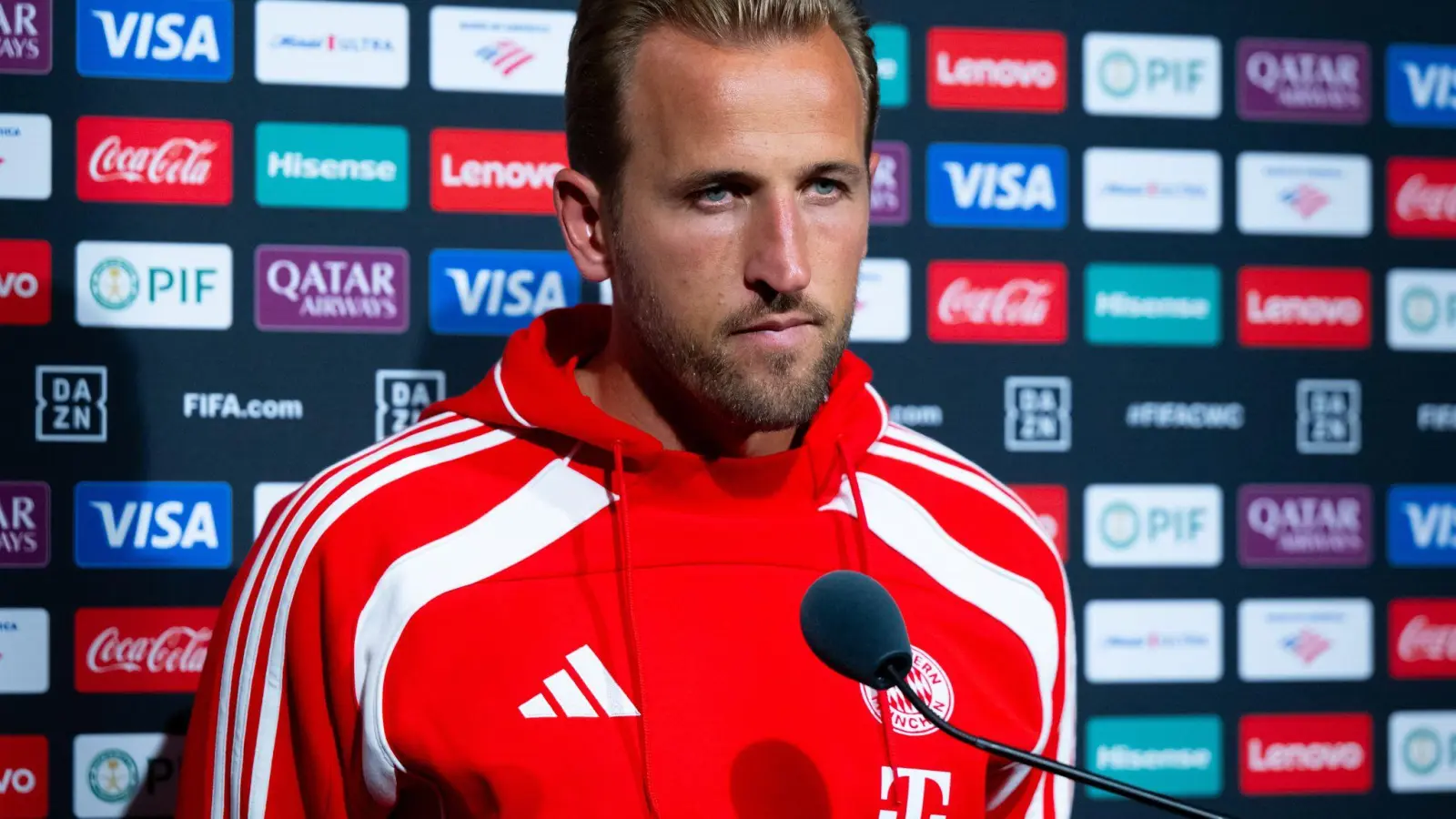 Harry Kane beantwortet Reporterfragen im Hard Rock Stadium. (Foto: Sven Hoppe/dpa)