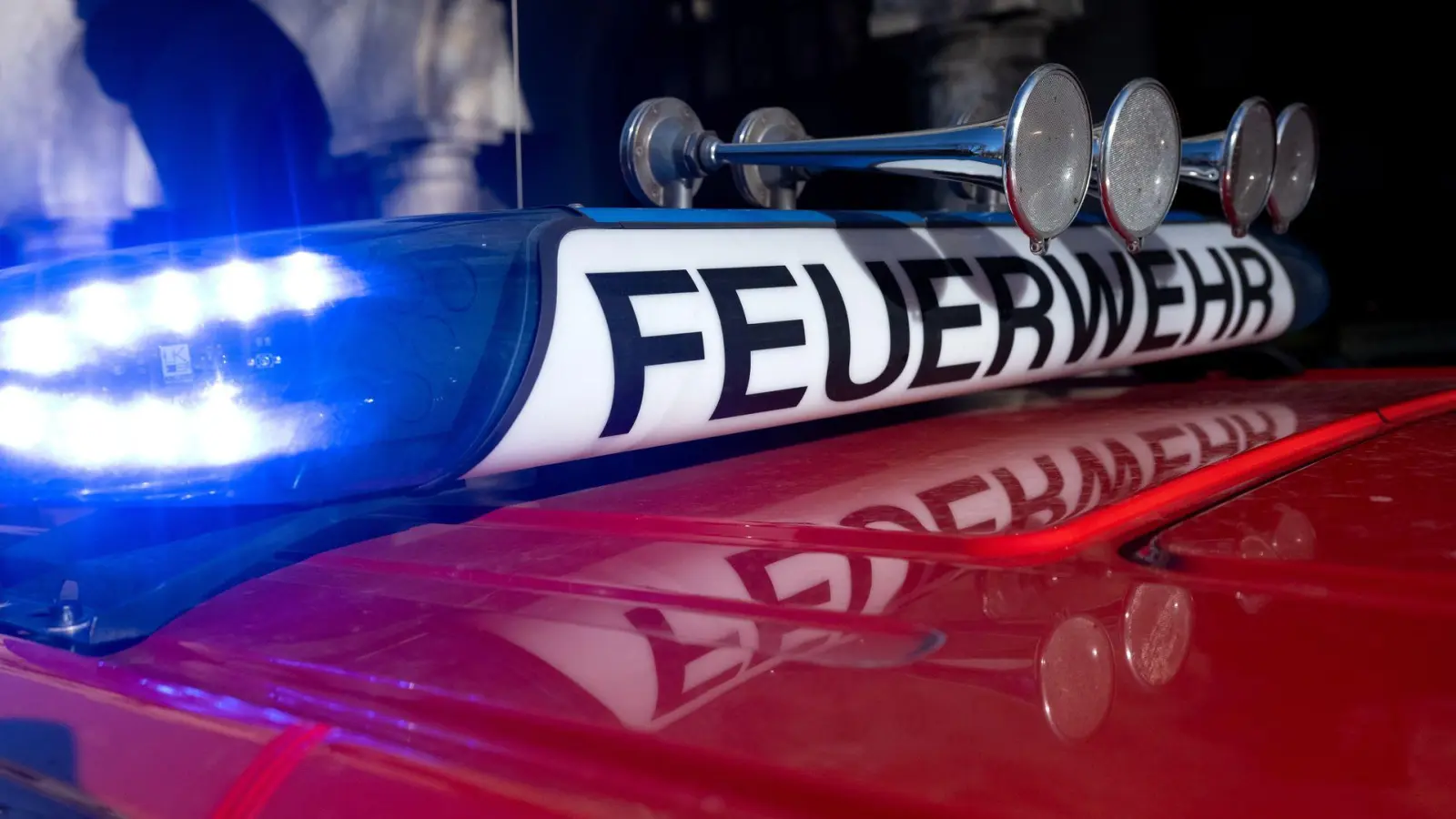 Die Feuerwehr rückte am Freitagabend zu einem Brand in Leinburg (Landkreis Nürnberger Land) aus. (Symbolbild) (Foto: Sven Hoppe/dpa)