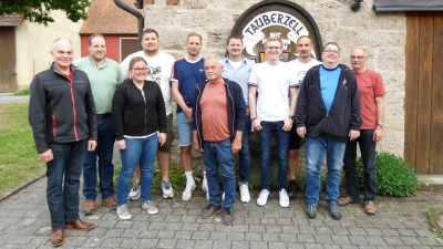 Das neue Vorstandsteam des Weinbauvereins (von links): Johannes Schneider, Frank Schneider, Julia Müller, Patrick Klingauf, Patrick Fischer, Jochen Kötzel, Reinhold Müller, Lukas Schneider, Reiner Holzinger, Achim Geyer und Thomas Knoll. (Foto: Karl-Heinz Gisbertz)