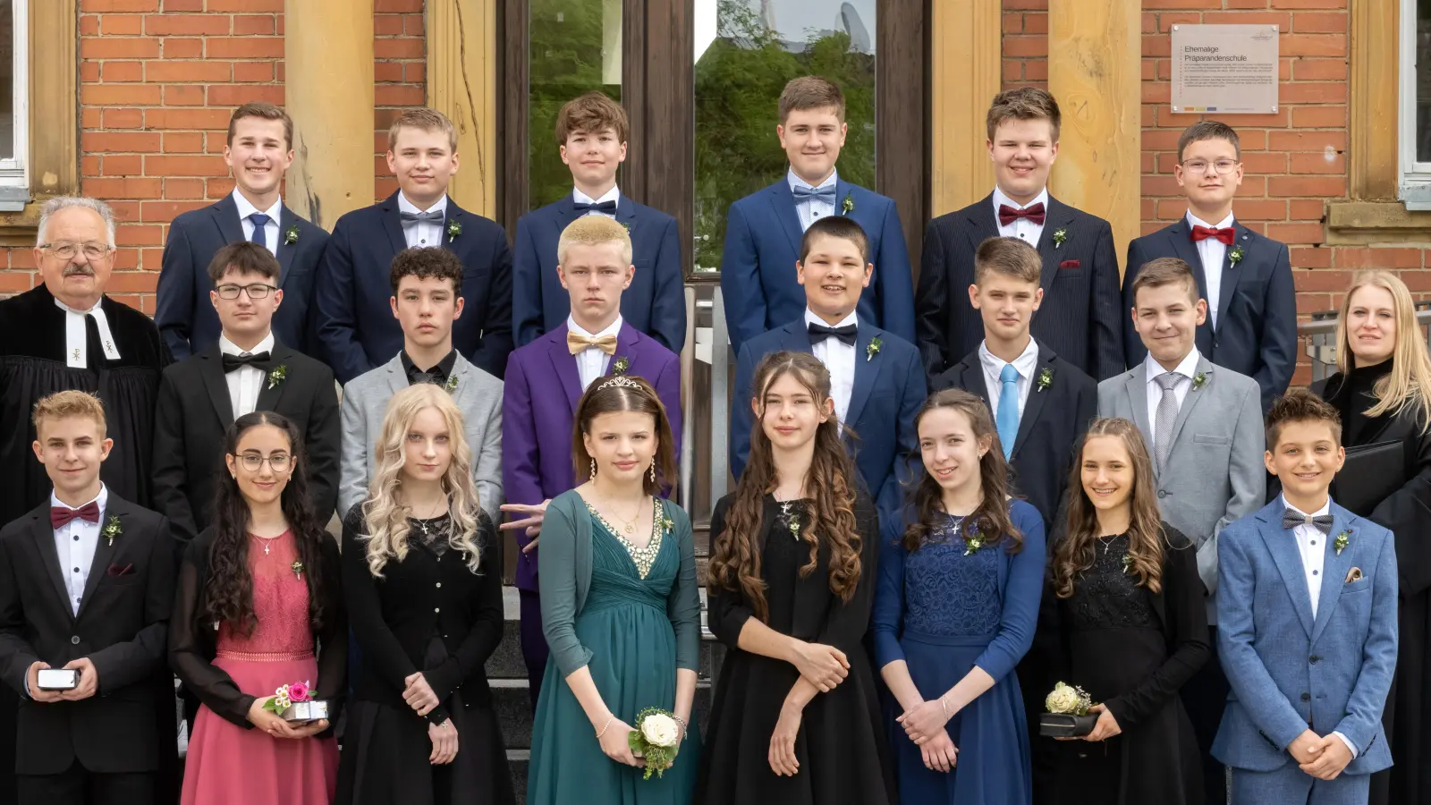 In der Wassertrüdinger Stadtkirche feierten 20 Mädchen und Jungen mit Dekan Hermann Rummel und Religionspädagogin Lena Lindner ihre Konfirmation. (Foto: Fotostudio Kißlinger)