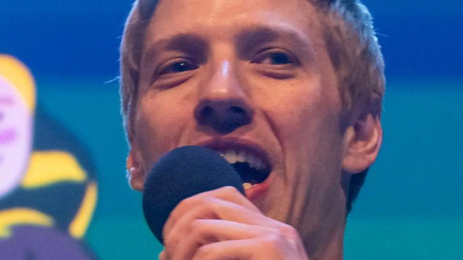 Dominik Krause darf in die Stichwahl um den Chefposten im Münchner Rathaus - die Grünen hoffen, dass sich nun auch viele CSU-Wähler für ihren Bewerber entscheiden.   (Foto: Peter Kneffel/dpa)