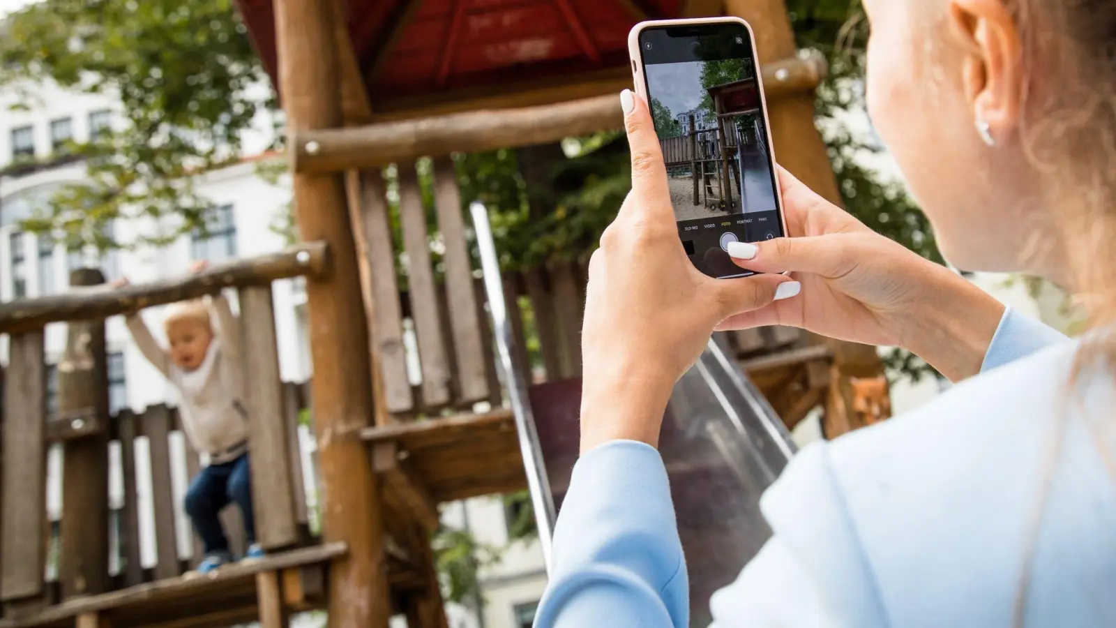 Kinderfotos können im Netz schnell in falsche Hände geraten. Eltern sollten also gut abwägen, welche Bilder sie auf Social Media zeigen wollen. (Foto: Christin Klose/dpa-tmn)