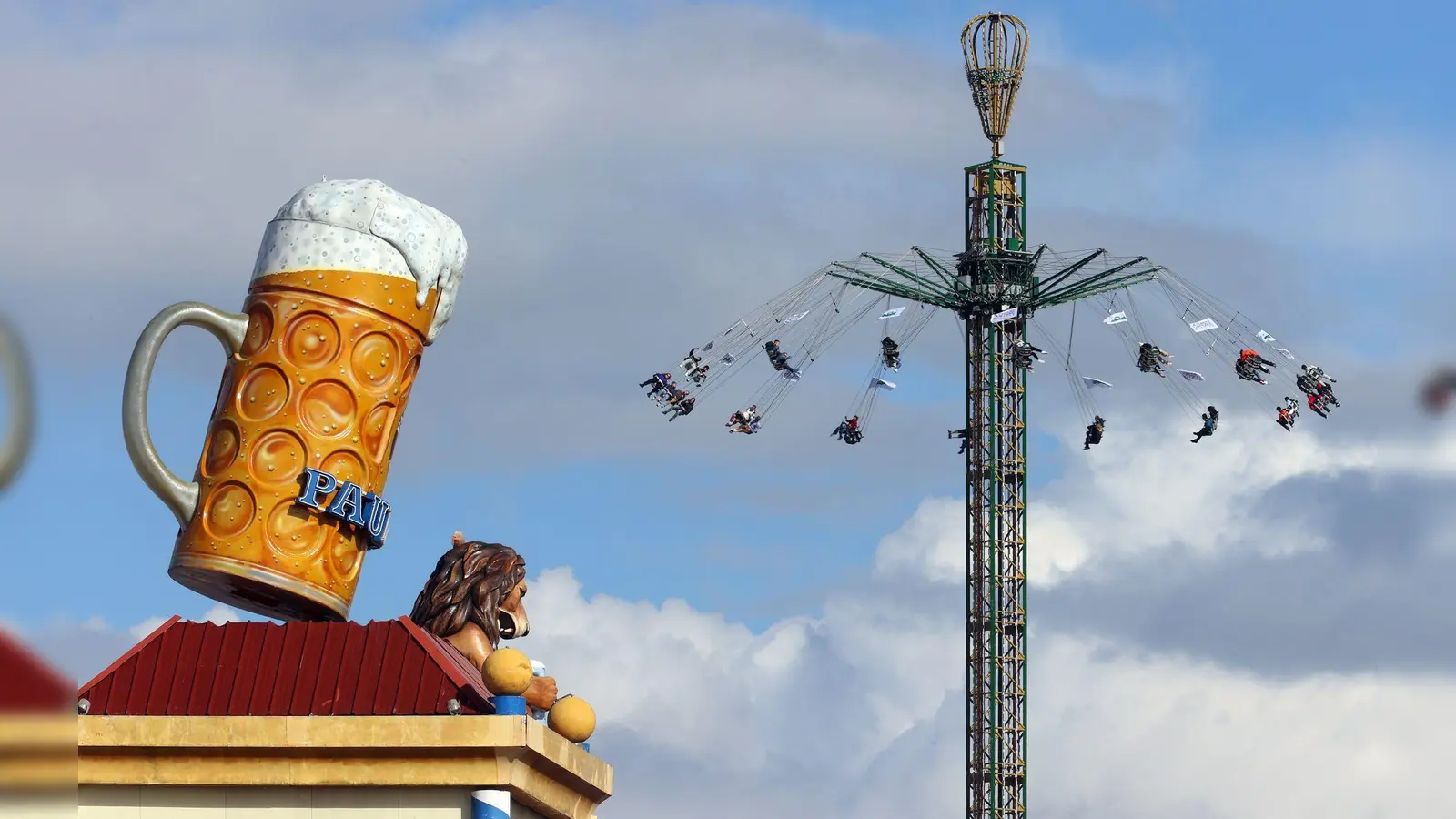 Die Paulaner-Brauerei ist eine der wichtigsten Beteiligungen des Münchner Familienkonzerns Schörghuber. Auf dem Bild die überdimensionierte Nachbildung eines Bierkrugs auf dem Oktoberfest. (Foto: Karl-Josef Hildenbrand/dpa)