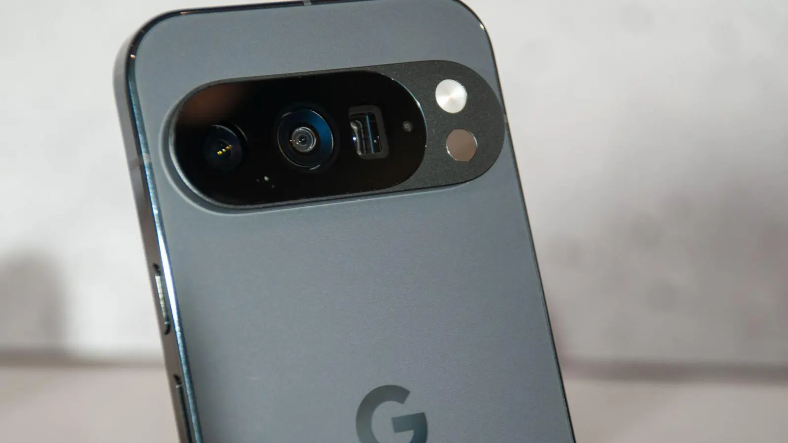 Pixel-Smartphones als Desktop-PC: Mit dem neuen Desktop-Modus können Nutzer ihr Pixel 8 oder neuer per USB-C-Kabel an einen Monitor anschließen und eine PC-ähnliche Oberfläche nutzen. (Foto: Andrej Sokolow/dpa)