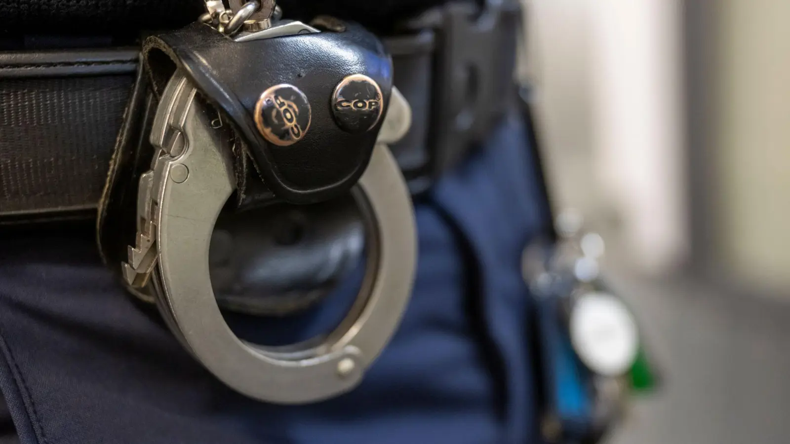 Der 56-Jährige sitzt inzwischen in Untersuchungshaft. (Symbolbild) (Foto: Peter Kneffel/dpa)