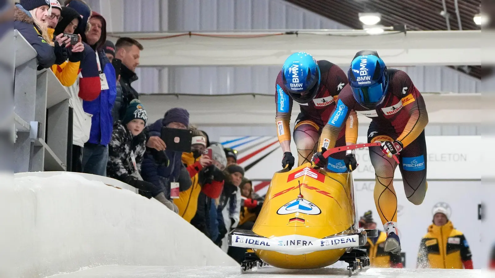  Francesco Friedrich (r) und Alexander Schüller aus Deutschland führen bei der Bob-WM in Lake Placid. (Foto: Seth Wenig/AP)