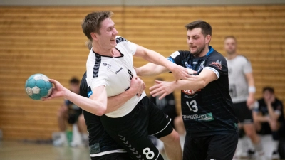 Die Gegner packen richtig zu: Die SG Kernfranken, hier Christian Wattenbach am Ball, tut sich in der Oberliga schwer, zu Toren zu kommen. Das war auch gegen Regensburg (rechts Adrian Meta) so. (Foto: Markus Zahn)