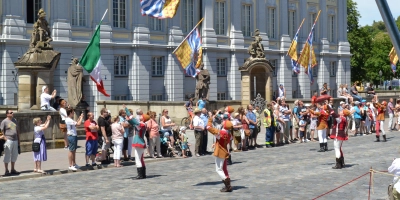 An dem Großen Festumzug zur Kirchweih in Ansbach 2016 beteiligten sich Mitglieder der Cavalcata dell’Assunta di Fermo, die für ihre Trommel- und Fahnenschwungkunst bekannt sind. (Archivbild: Andrea Walke)
