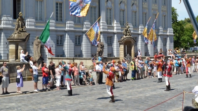 An dem Großen Festumzug zur Kirchweih in Ansbach 2016 beteiligten sich Mitglieder der Cavalcata dell’Assunta di Fermo, die für ihre Trommel- und Fahnenschwungkunst bekannt sind. (Archivbild: Andrea Walke)