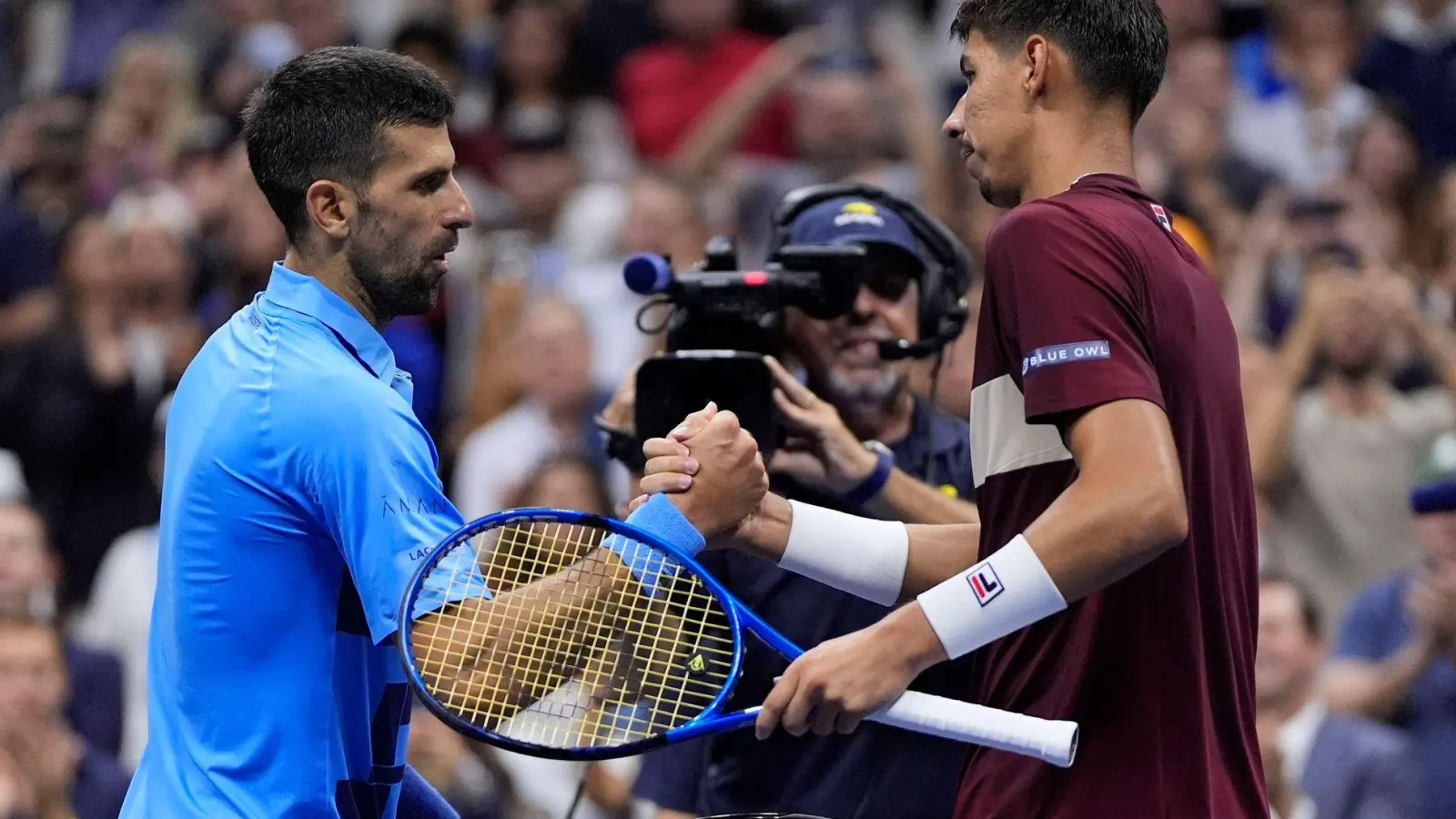 Novak Djokovic (l) gratuliert Alexei Popyrin. (Foto: Julia Nikhinson/AP/dpa)