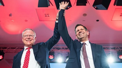 Der bisherige Wirtschaftsminister Olaf Lies (rechts) soll den langjährigen Ministerpräsidenten Stephan Weil beerben. (Foto: Moritz Frankenberg/dpa)