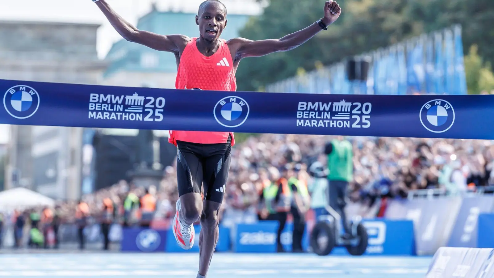 Sabastian Sawe siegte beim 51. Berlin-Marathon mit großem Vorsprung. (Foto: Andreas Gora/dpa)