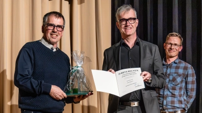 Bürgermeister Patrick Ruh (Mitte) zeichnete Wolfgang Guttropf (links) mit dem Ehrenamtspreis im Bereich Sport der Stadt Feuchtwangen aus. Die Laudatio hielt Martin Häberlein (rechts), der stellvertretende Leiter der Fußball-Abteilung des TuS Feuchtwangen. (Foto: Günter Schmidt)