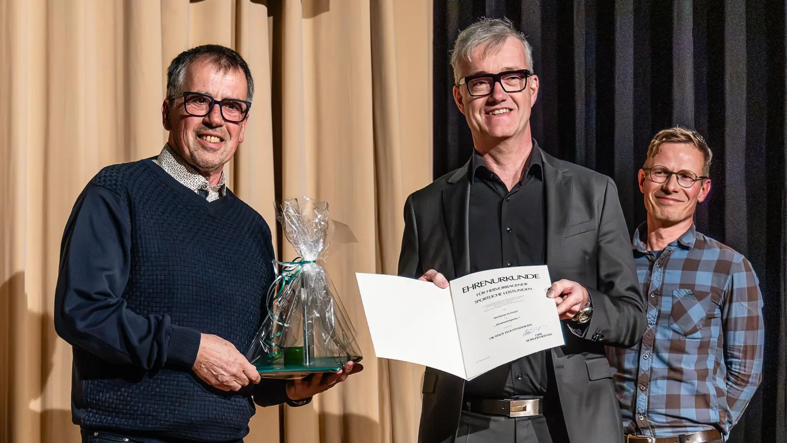 Bürgermeister Patrick Ruh (Mitte) zeichnete Wolfgang Guttropf (links) mit dem Ehrenamtspreis im Bereich Sport der Stadt Feuchtwangen aus. Die Laudatio hielt Martin Häberlein (rechts), der stellvertretende Leiter der Fußball-Abteilung des TuS Feuchtwangen. (Foto: Günter Schmidt)