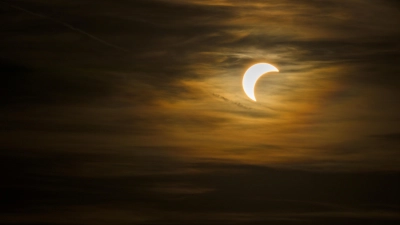 Langsam schiebt sich von rechts unten der Mond vor die Sonne... (Foto: René Chlopotowski)