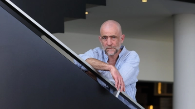 „Wenn die Leute den Weg zu uns schwierig finden, müssen wir uns auf zu den Leuten machen“: Robert Arnold, Schauspieler und künstlerischer Leiter am Theater Ansbach. (Foto: Thomas Wirth)