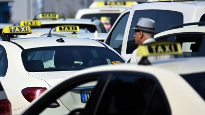 Die Branche sieht in Mietwagenplattformen wie Uber und Bolt einen unfairen Wettbewerb, weil deren Preise nicht behördlich reguliert werden.  (Foto: Federico Gambarini/dpa)