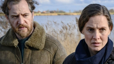 Frank Weller (Tom Radisch) und Ann Kathrin Klaasen (Picco von Groote) ermitteln am Tatort.  (Foto: Michael Ihle/ZDF/dpa)