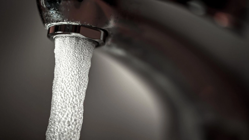 In dem Heilsbronner Stadtteil Bürglein ist am Freitag die Wasserversorgung ausgefallen. (Symbolbild: Felix Kästle/dpa)