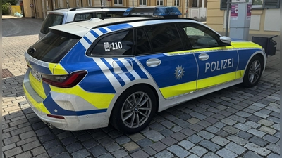 Die Polizei nahm den Unfall am Samstagabend bei Gebersdorf auf. Feuerwehrleute unterstützten die Beamten. (Symbolbild: Oliver Herbst)