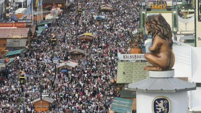 Viele Besucher: Dicht drängen sich die Wiesn-Gäste in den Gassen zwischen den Zelten und Fahrgeschäften.  (Foto: Felix Hörhager/dpa)