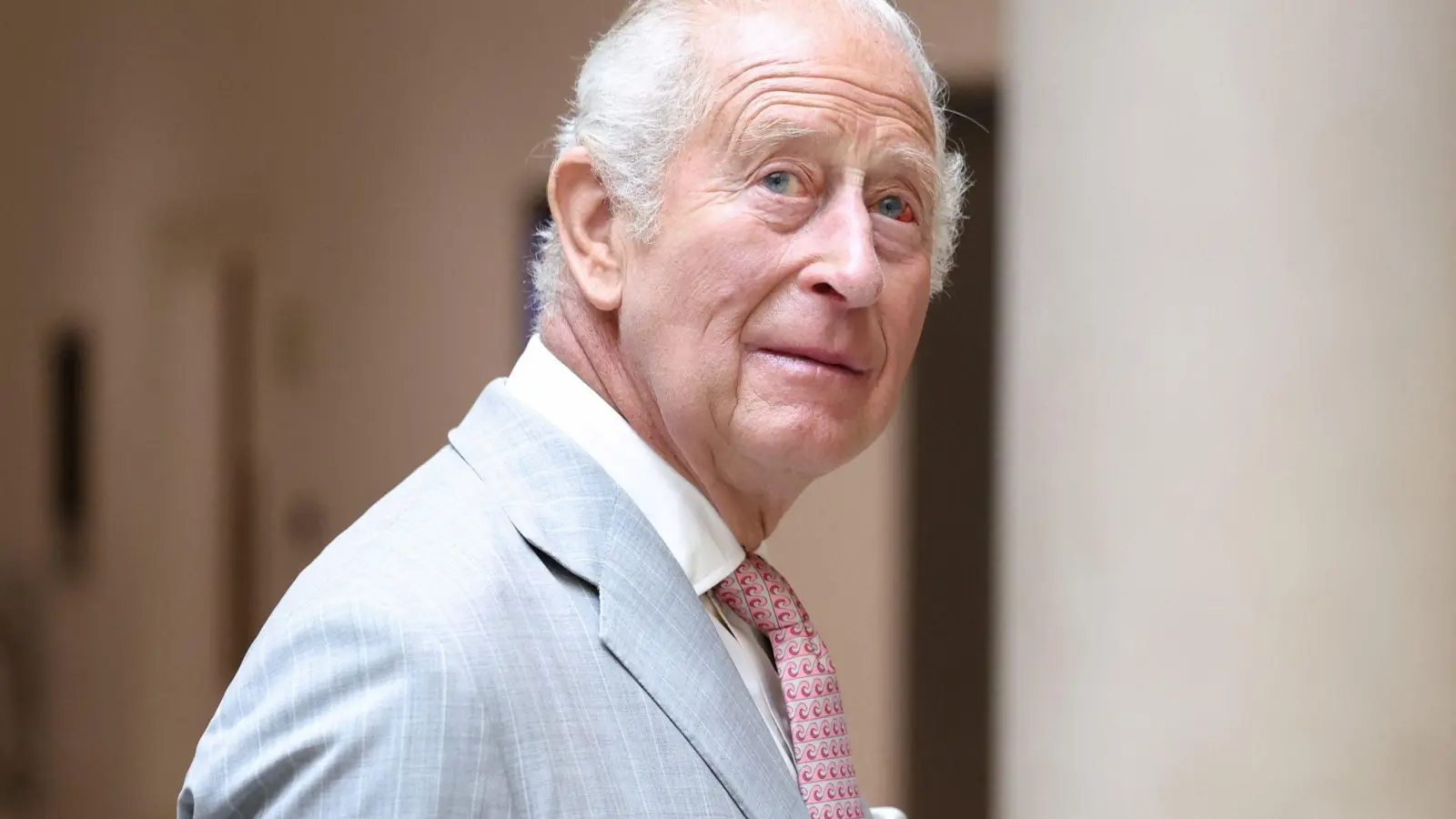 Dass Charles nicht selbst zur Beerdigung von Harald V. reist, mag auf den ersten Blick erstaunen - ist aber in der britischen Monarchie übliche Praxis. (Foto: Toby Shepheard/PA Wire/dpa)