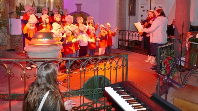 Die Hohenlandsbergflöhe sangen alles auswendig bei ihrem Auftritt in der Kirche von Weigenheim. (Foto: Sylvia Fehlinger)