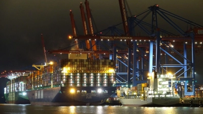 Die Wirtschaft hat sich in den einzelnen Bundesländern sehr unterschiedlich entwickelt. Hamburg, dessen Hafen hier zu sehen ist, hat zugelegt. (Archivbild)  (Foto: Friedemann Kohler/dpa)
