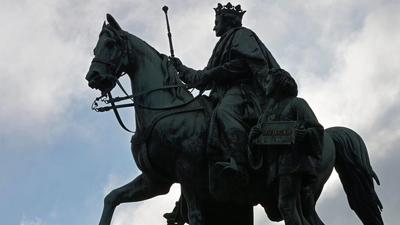 Am Odeonsplatz in München erinnert ein Reiterstandbild an König Ludwig I. (Foto: Malin Wunderlich/dpa)