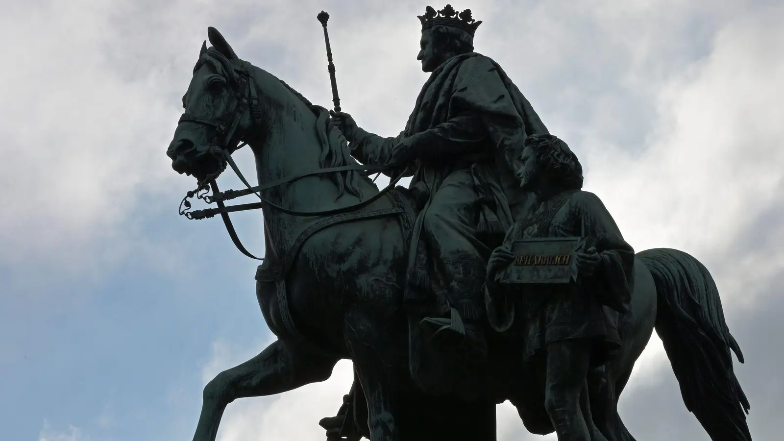 Am Odeonsplatz in München erinnert ein Reiterstandbild an König Ludwig I. (Foto: Malin Wunderlich/dpa)